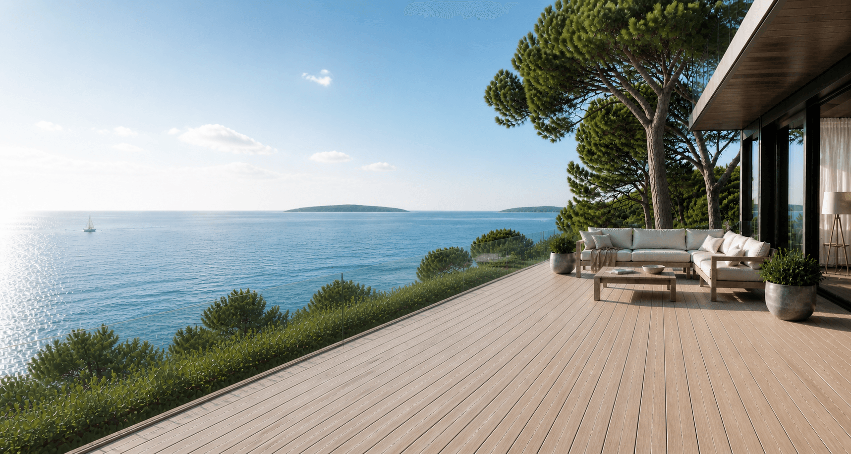 Terrasse d’une propriété de prestige avec vue sur la mer au coucher du soleil, ambiance calme et lumineuse, évoquant un lieu rare et habité.