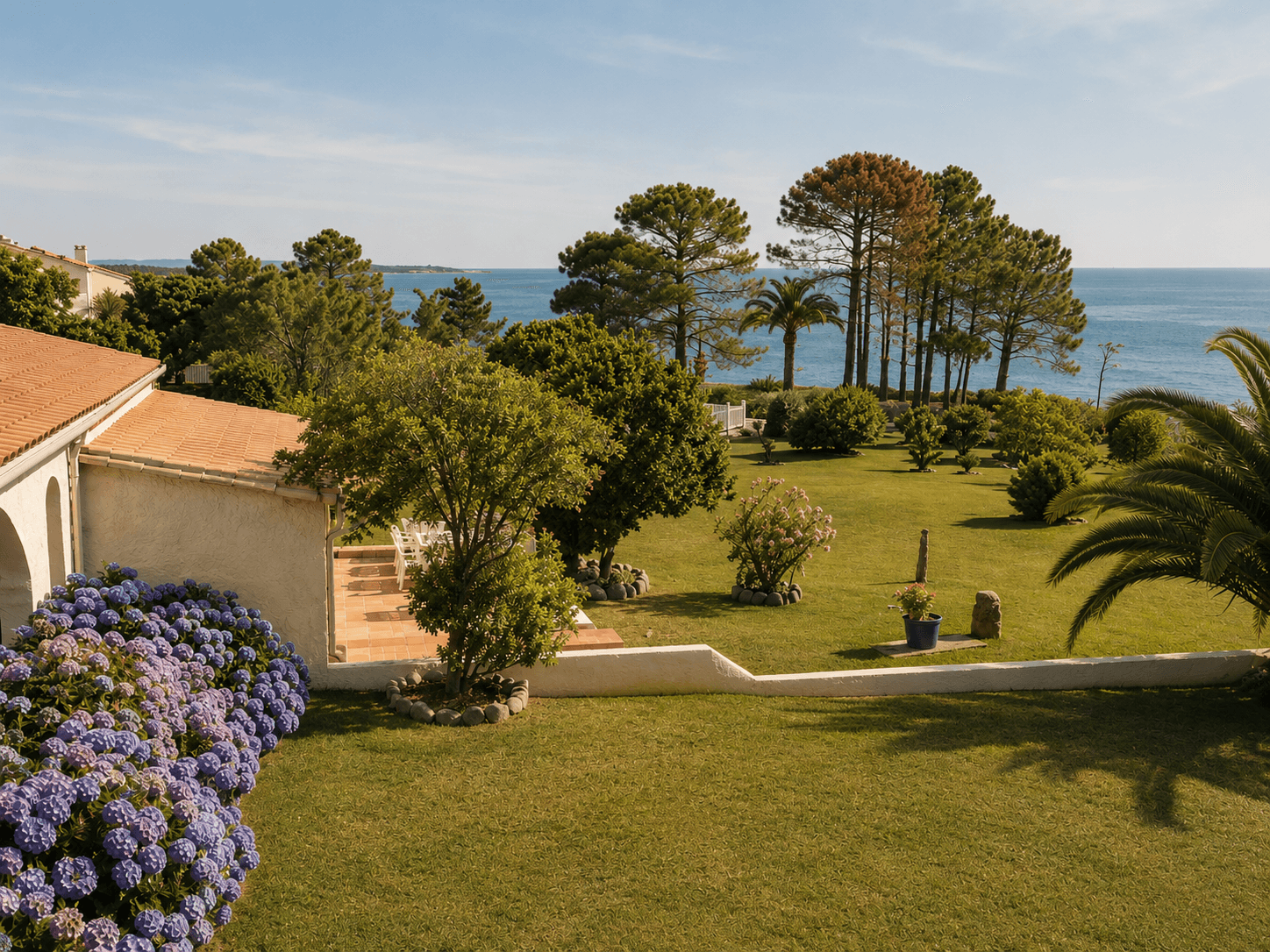 Maison en Corse du Sud entourée d’un jardin méditerranéen avec vue calme sur la mer.